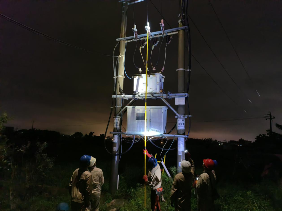 晝夜搶修供電設施。