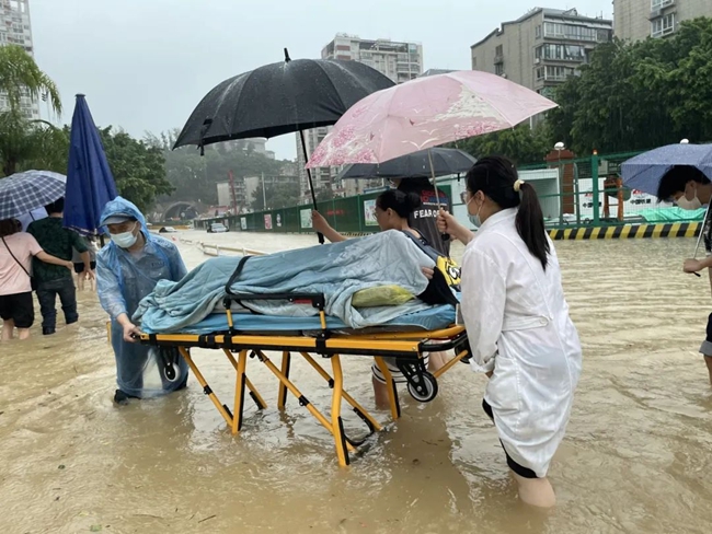 福建省立医院南院急诊科的医护人员将孕妇送上救护车。