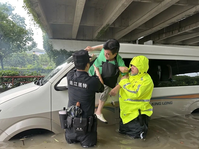 连江巡特警救助车内被困群众。福州公安供图