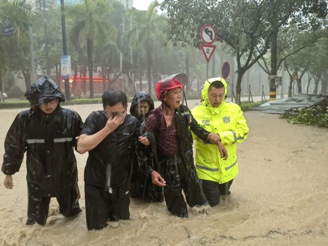 南安柳城派出所民警紧急救援被洪涝冲走的群众。泉州公安供图