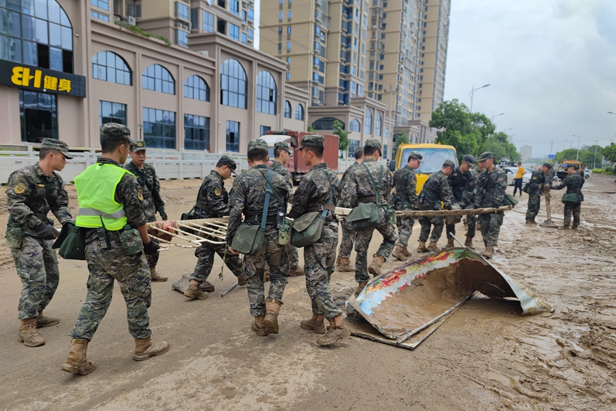 抢修道路。