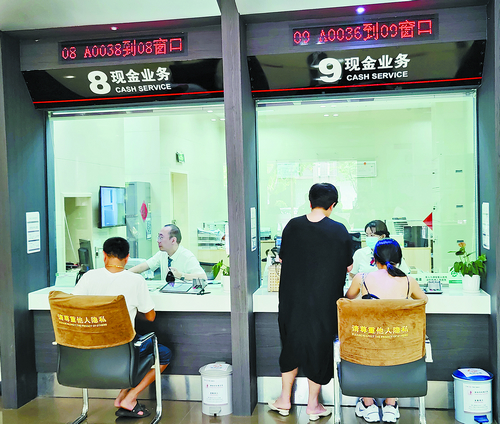 台风过后，厦门工行及时完成网点恢复营业准备工作，为市民提供有序、高效的金融服务。