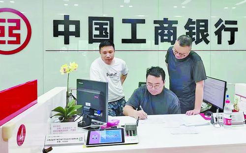 防台风防汛期间，厦门工行大力保障金融服务不断档，分支行联动为客户紧急处理业务。