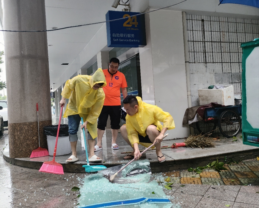 清扫垃圾。福建建行供图