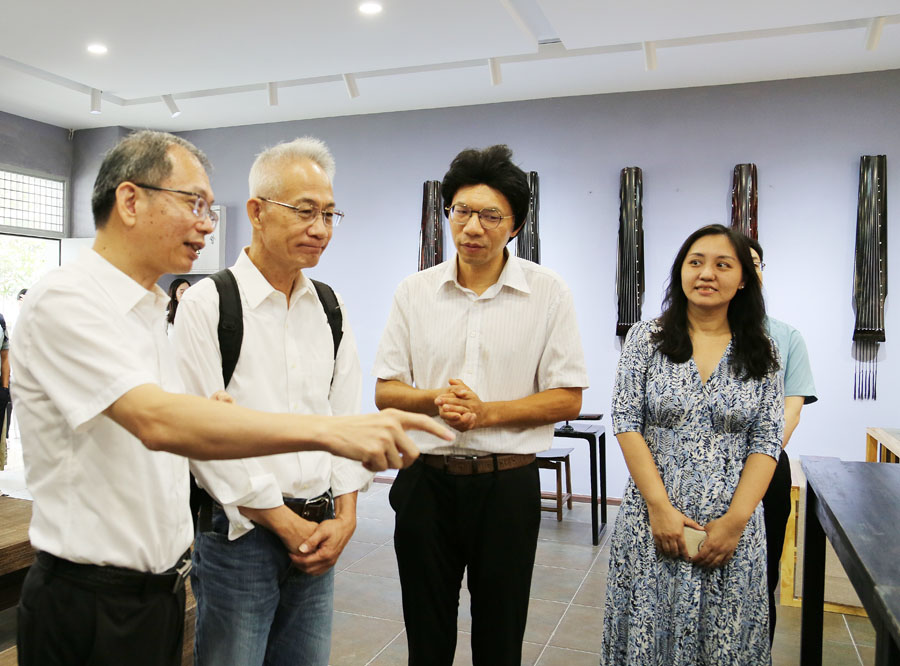 與會嘉賓參觀廈門城市職業學院的閩南非遺文化傳習基地。廈門城市職業學院供圖