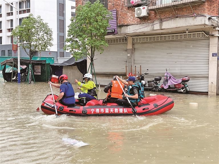 宁德市蓝天救援队使用皮划艇转移受灾群众。宁德市委宣传部供图