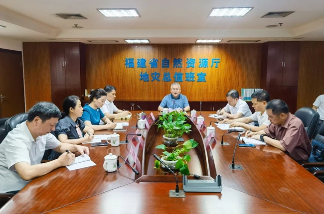 福建省自然资源厅党组书记、厅长陈永共主持召开会议，部署地质灾害防御工作。福建省自然资源厅供图
