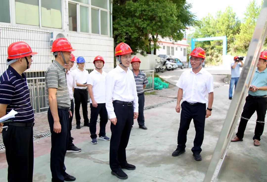 龙岩市副市长、上杭县委书记王波调研乡镇干部周转房和“五小”设施建设情况。上杭县委组织部供图