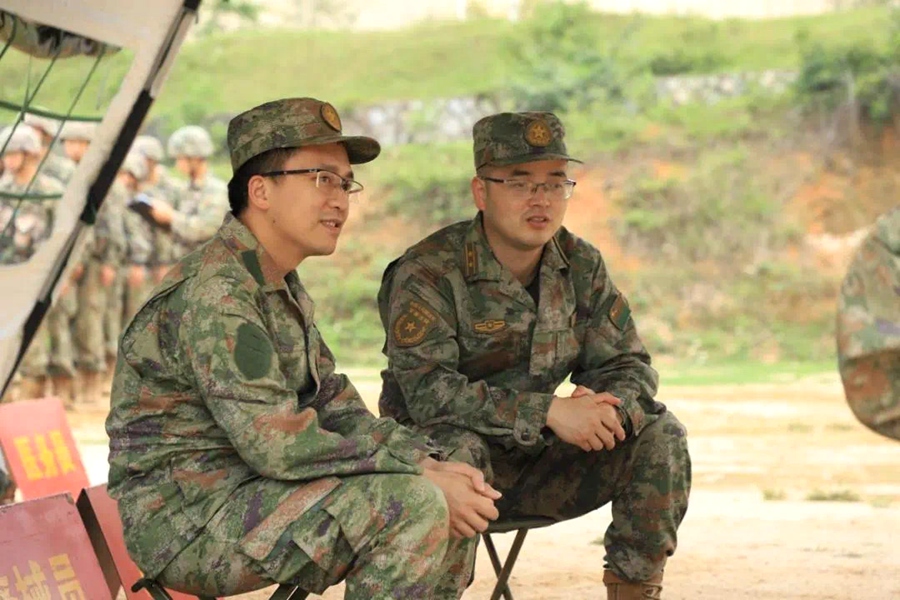“法治指導員”進軍營了解司法需求並開展普法活動。廈門中院供圖