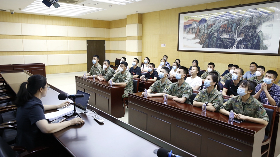 同安法院法官助理覃娟為轄區駐地部隊官兵集中授課。廈門中院供圖