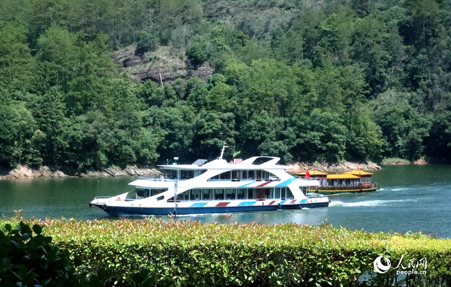 游客乘坐游船在泰宁大金湖景区感受“两山排闼送青来”的诗情画意。人民网 叶青卿摄
