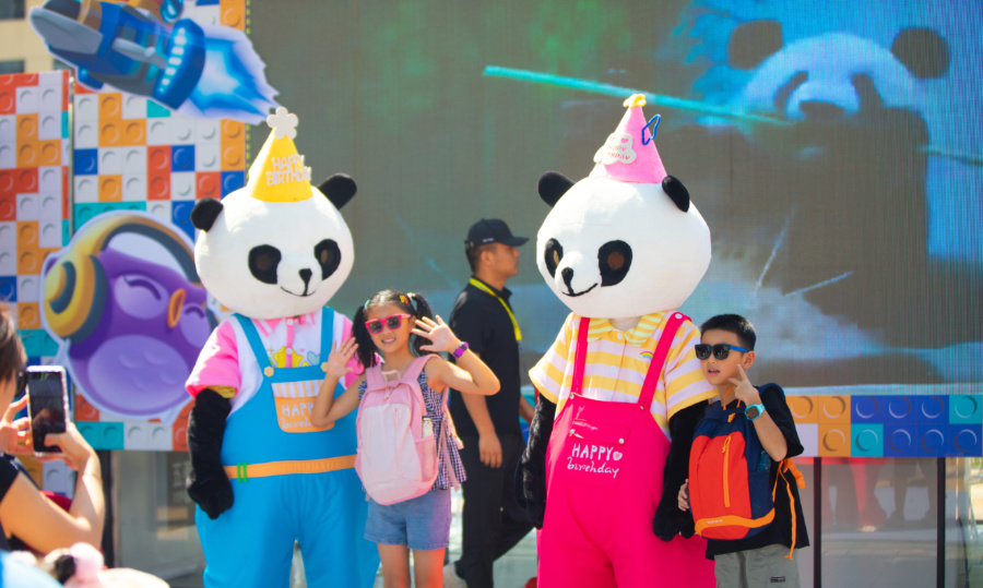 當天，15對來自海峽兩岸的親子家庭共同為大熊貓兄弟送上祝福。集美區融媒體中心供圖