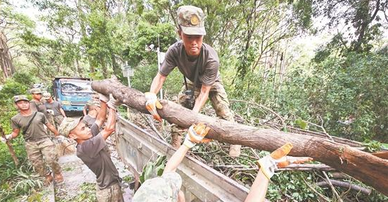 部隊官兵在此次抗擊台風中發揮重要作用。林勁峰攝