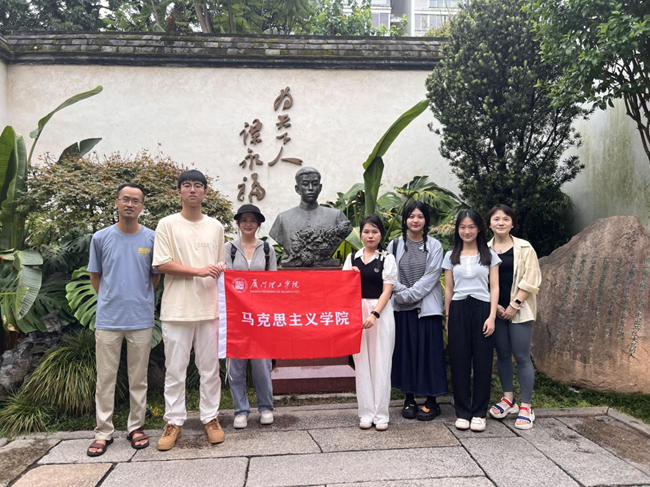 “文化尋根之路”實踐隊在福州三坊七巷考察學習。廈門理工學院供圖