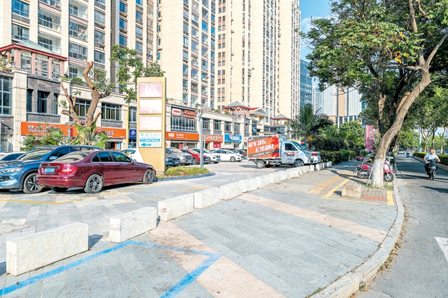 修复后宝龙国际社区路面停车场。