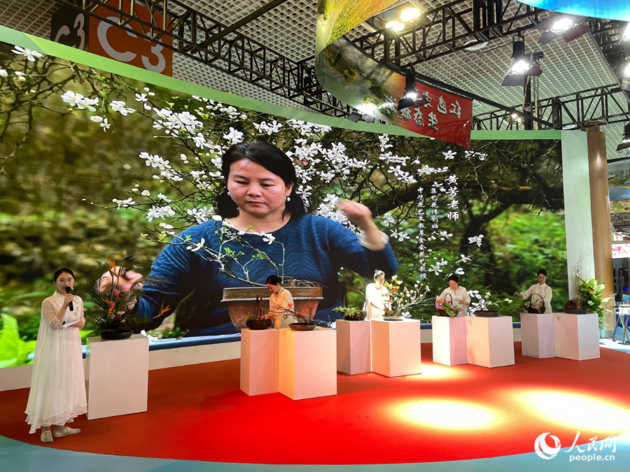 展区进行的中国古典插花艺术展演。人民网记者 张萌摄