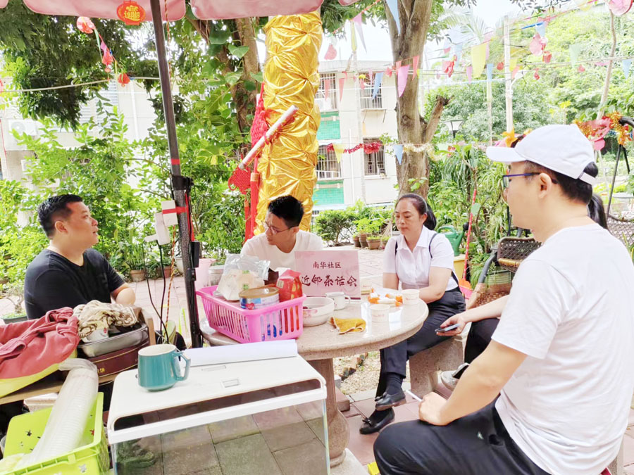 南华路40号小区党支部商议小区自治工作。刘庆摄