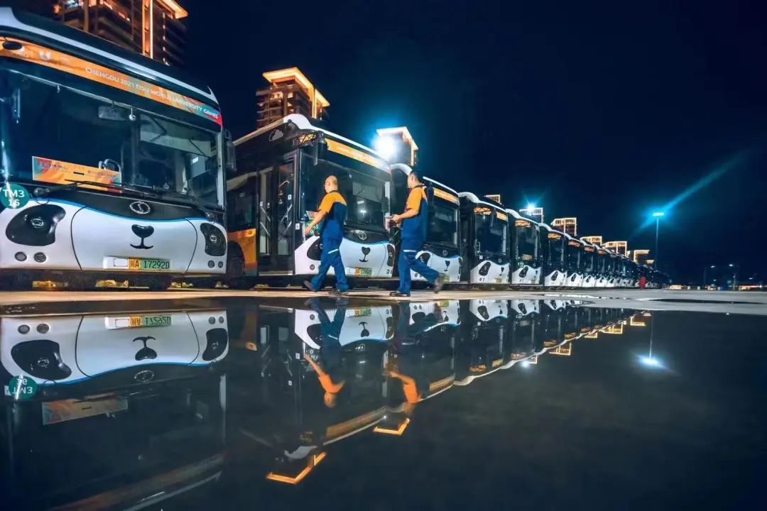 宁德时代为成都大运会730辆赛事专用大巴及100余辆赛事补充用车供能。宁德时代供图