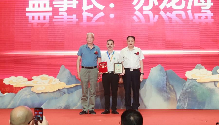 为新任会长林清修授牌。安溪县茶业发展促进会供图