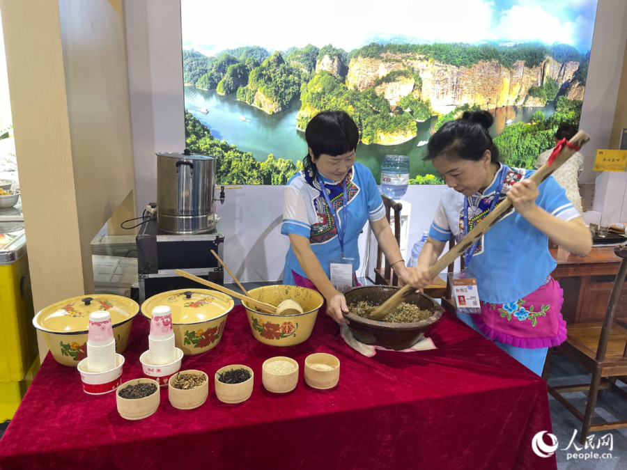 三明展区内展示的将乐擂茶技艺。人民网记者 张萌摄