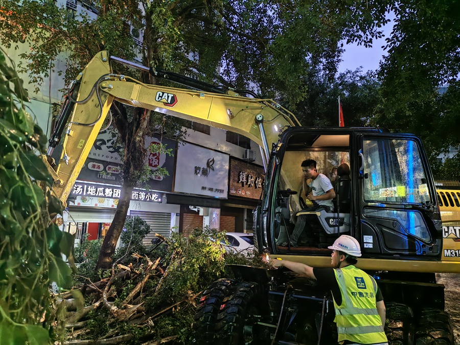 清理路障。中建三局供图