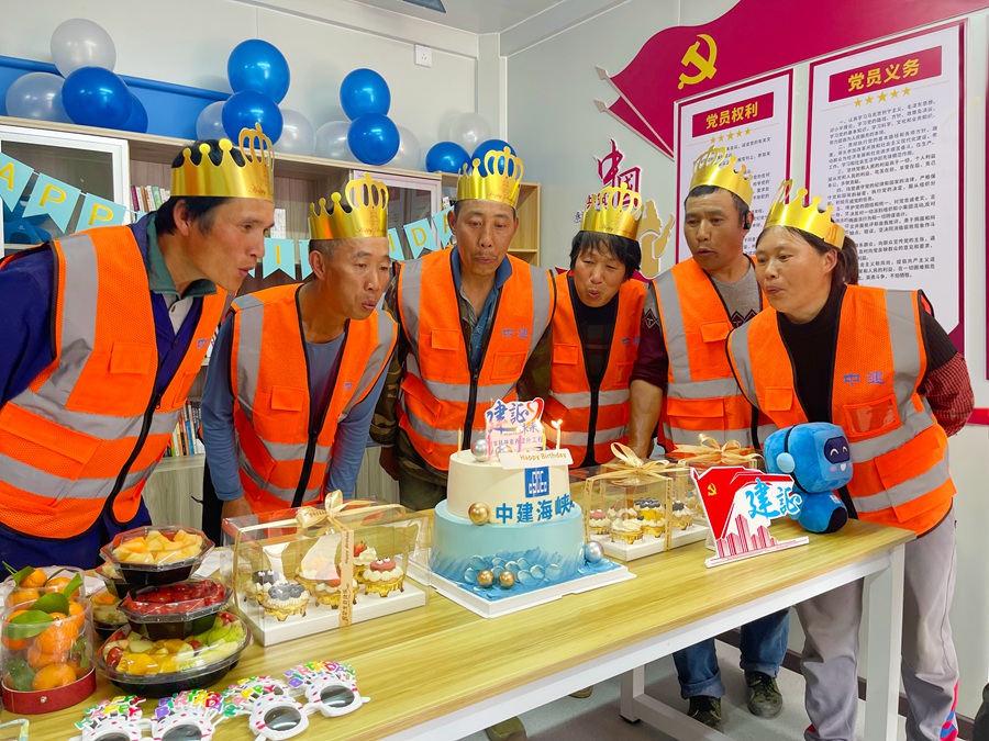 為工友舉辦集體生日會。