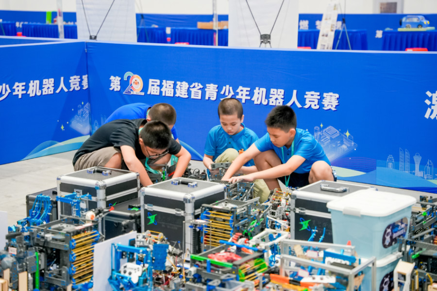 8月10日,第20届福建省青少年机器人竞赛在厦门拉开帷幕。周志凤摄