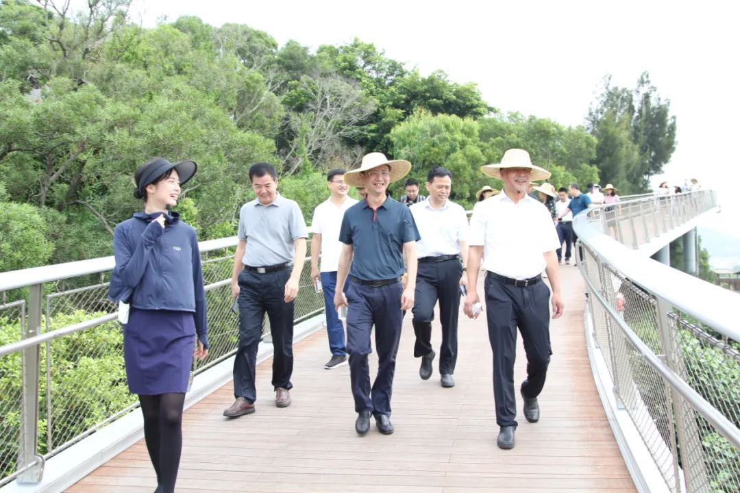 环境组专家在林海步道视察医疗环境。唐光峰摄