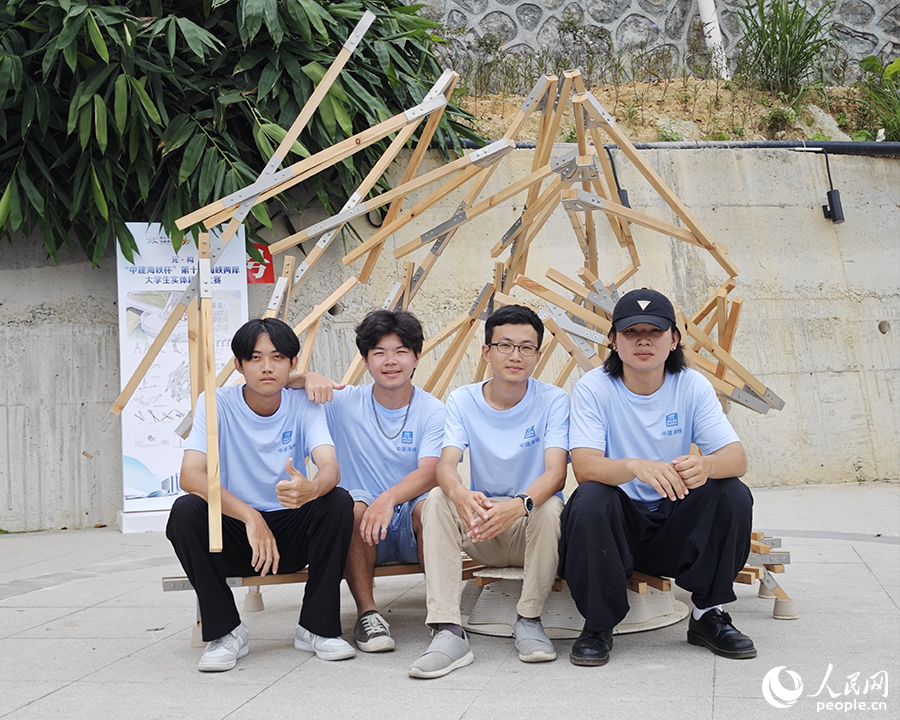 8月9日，“中建海峡杯”第十届海峡两岸大学生实体建构大赛现场，来自台北科技大学建筑系的参赛选手在他们题为《闽涛》的作品前合影。人民网 黄东仪摄