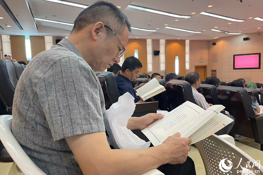 入座后不少观众便翻看起诗集。人民网记者 林盈摄