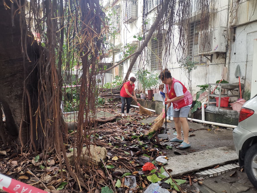 建行泉州分行党员志愿队协助街道开展清扫工作