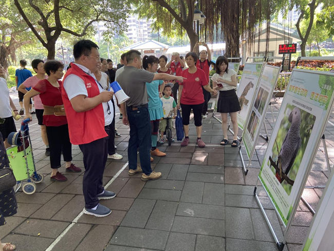 活动现场,工作人员向市民解读法律法规。王中尧摄
