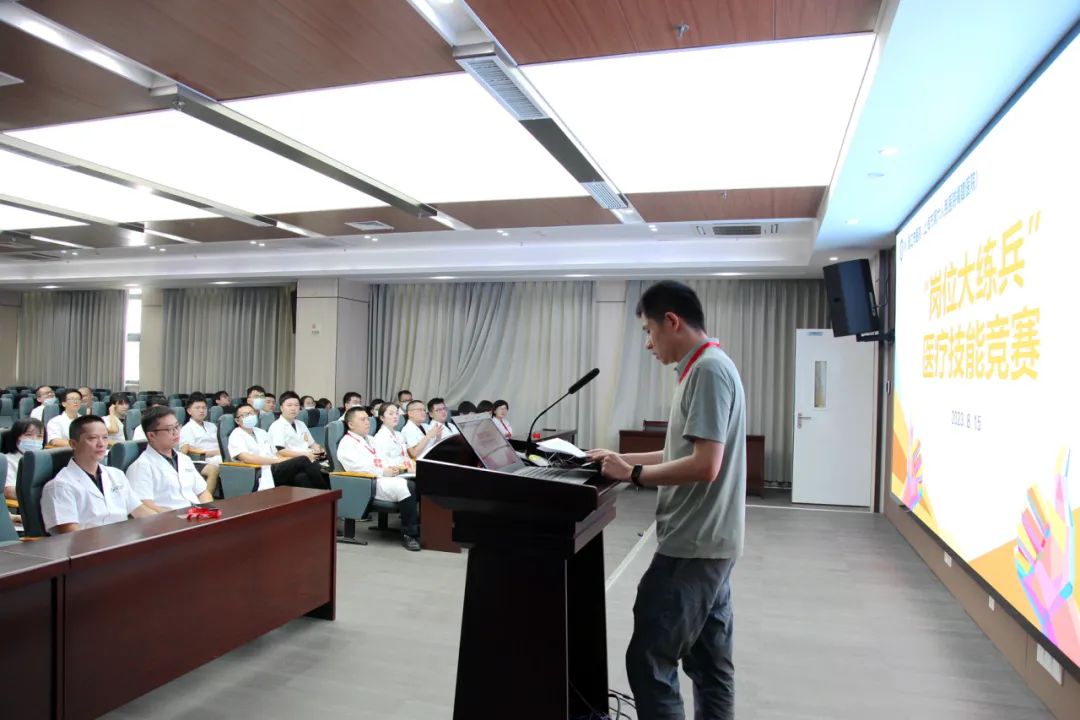 活动开幕式上，参赛医师们听取了竞赛规则。