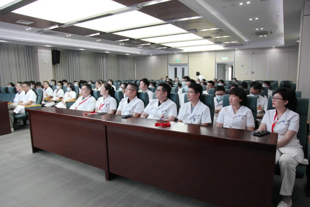 活动开幕式上，参赛医师们听取了竞赛规则。