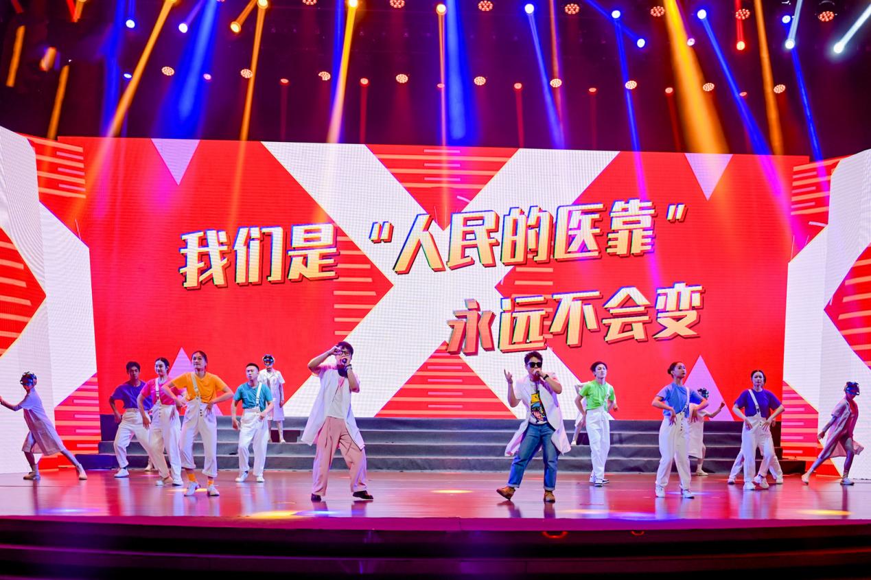 说唱《新时代 新征程》，新一辈的协和人用新颖形式传达奋楫笃行的青春宣言。福建协和医院供图