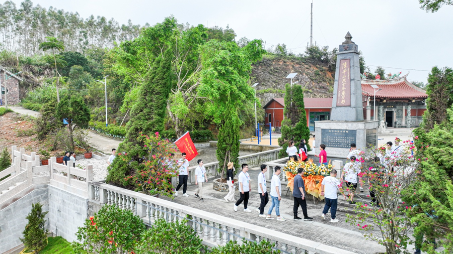 參觀團一行先后參觀了聯合石化展館、紅星生態園、泉港高鐵站站前區等地。施惠清攝