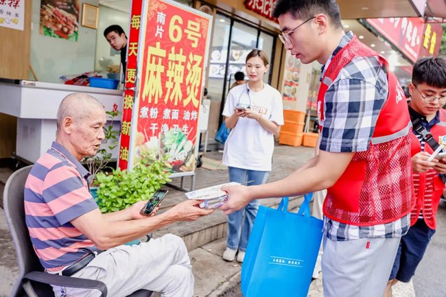 文明青年走进城中村宣传文明行为。海沧区委文明办供图