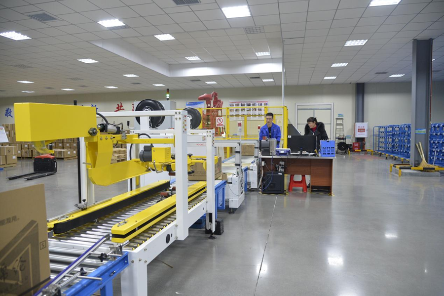 鑫森合纤机器人自动打包生产线。吴振湖摄