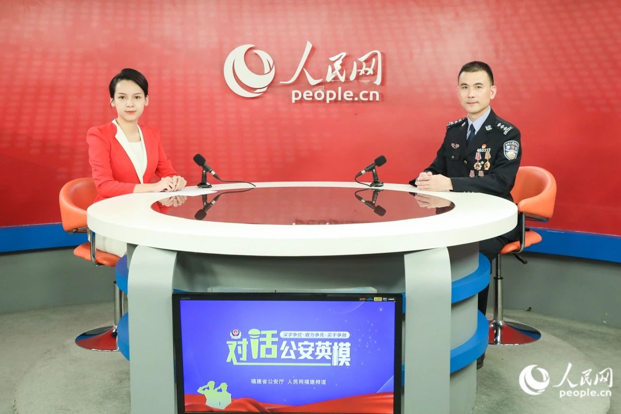 石狮市公安局凤里派出所所长李铭鐏做客人民网演播室。人民网 陈永整摄