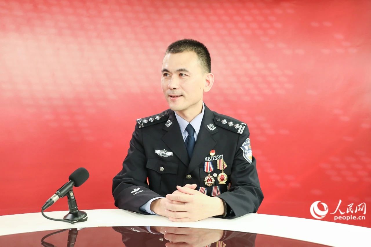 石狮市公安局凤里派出所所长李铭鐏接受人民网专访。人民网 陈永整摄