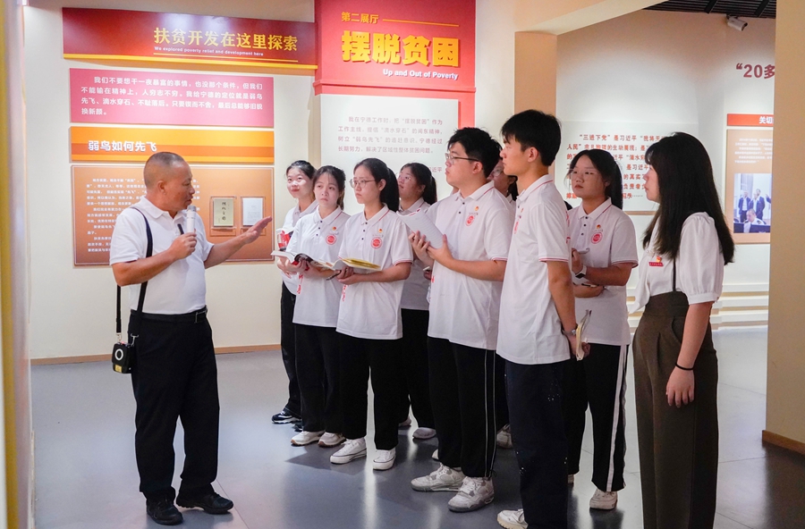 实践队成员现场了解“摆脱贫困”案例。泉州师范学院供图