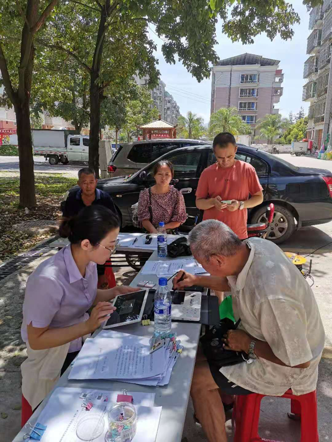 营业部员工走进社区为老年人提供金融服务。中国农业银行福建省分行供图