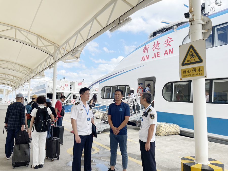海事人員在廈金航線渡口叮囑落實防台風事宜。廈門鷺江海事處供圖