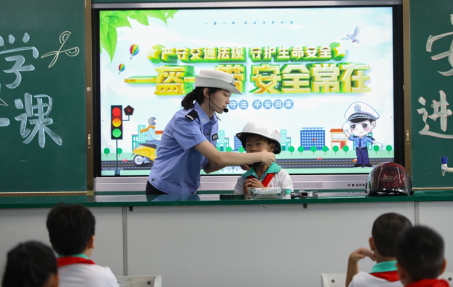 龙岩交警为学生讲授交通安全知识。国网龙岩供电公司供图