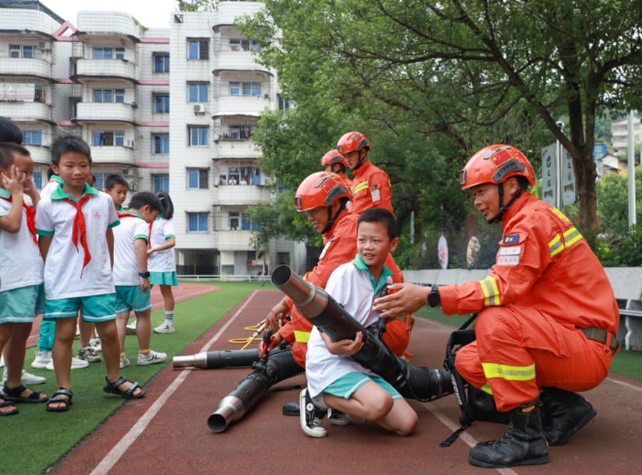 龙岩森林消防带学生现场体验灭火设备。国网龙岩供电公司供图