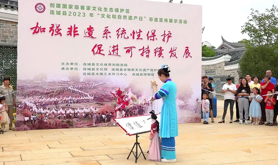 提线木偶书法表演。