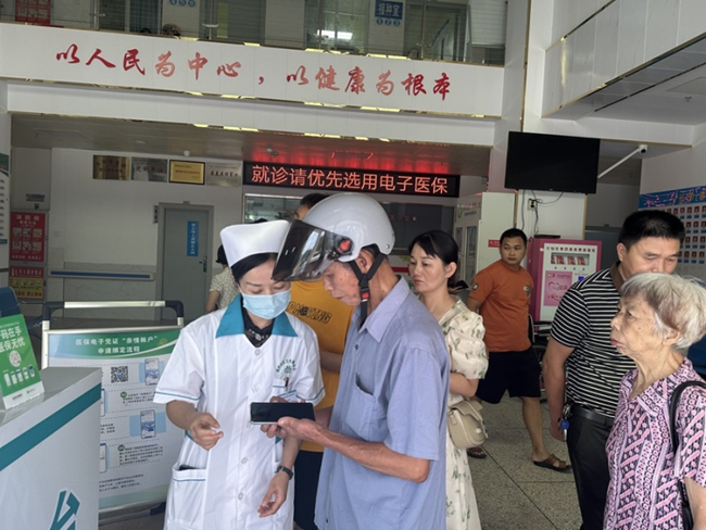 平和县医护人员帮助群众办理相关事项。平和县融媒体中心供图