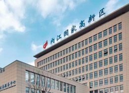 內江地處四川盆地東南部，幅員面積5385平方公裡，總人口405萬，素有“成渝之心、大千故裡、甜城內江”的美譽，是國家衛生城市、省文明城市。