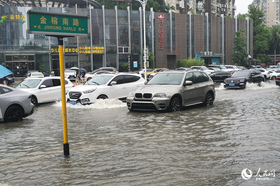 今早九时左右，福州金榕南路附近积水较为严重，车辆缓慢涉水而过。人民网记者 林晓丽摄