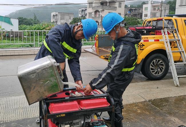 启动备用发电油机。福建电信供图
